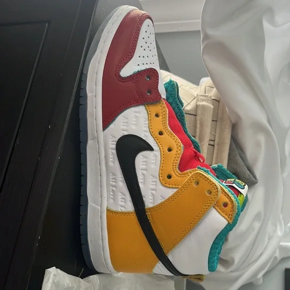 - Nike SB Dunk High “All Love”